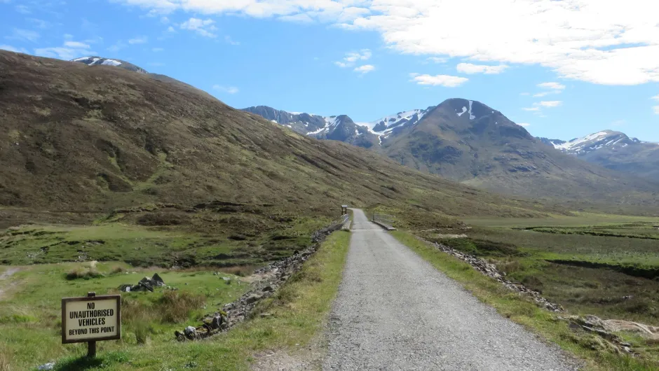 Highland route met bergen op de achtergrond in Schotland.