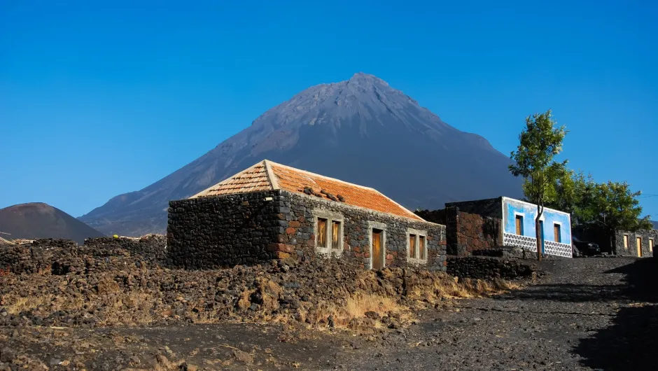 Huis voor een vulkaan op het Kaapverdische eiland Fogo.