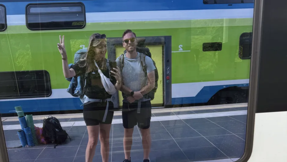 Twee mensen poseren voor het raam van de trein.