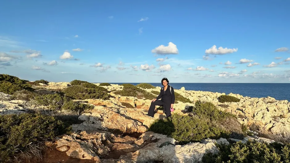 Reisexpert Niki op een rots in Cyprus.