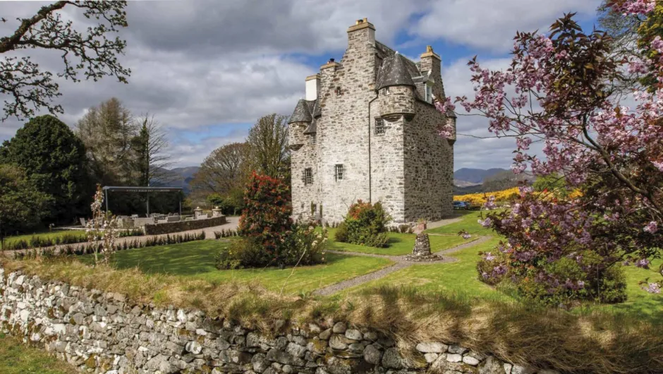 Luxe Schotland reis - Barcaldine Castle in het landschap met bomen.