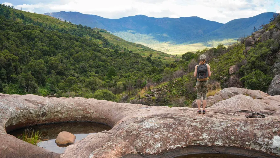 Complete rondreis Madagaskar - reiziger in het Andringitra National Park met uitzicht op de bergen.