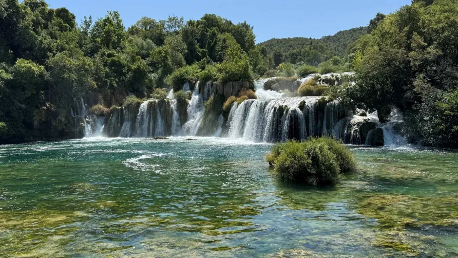 Een waterval in de groene natuur.