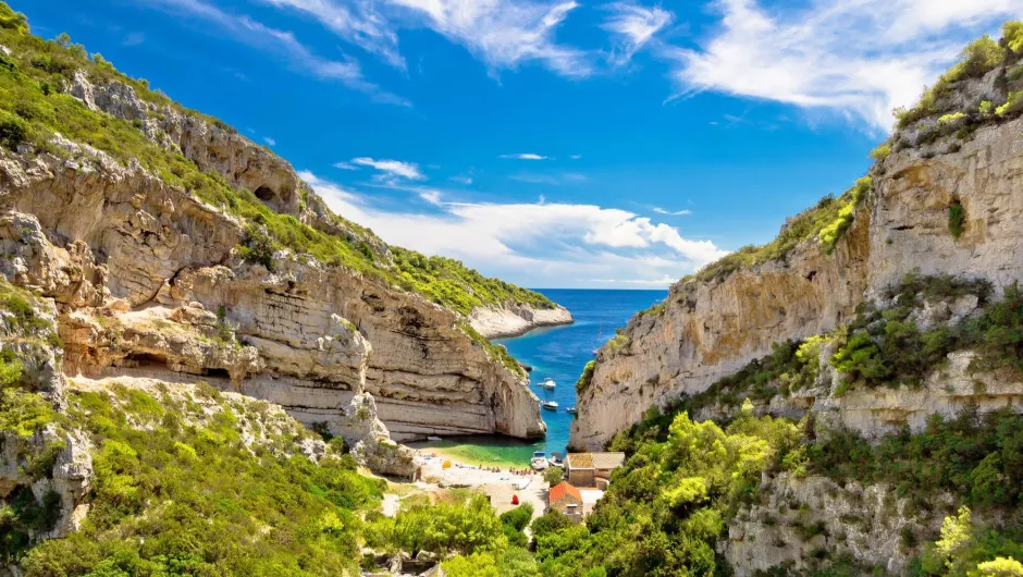Uitzicht op kleine baai aan de kust met blauwe zee.