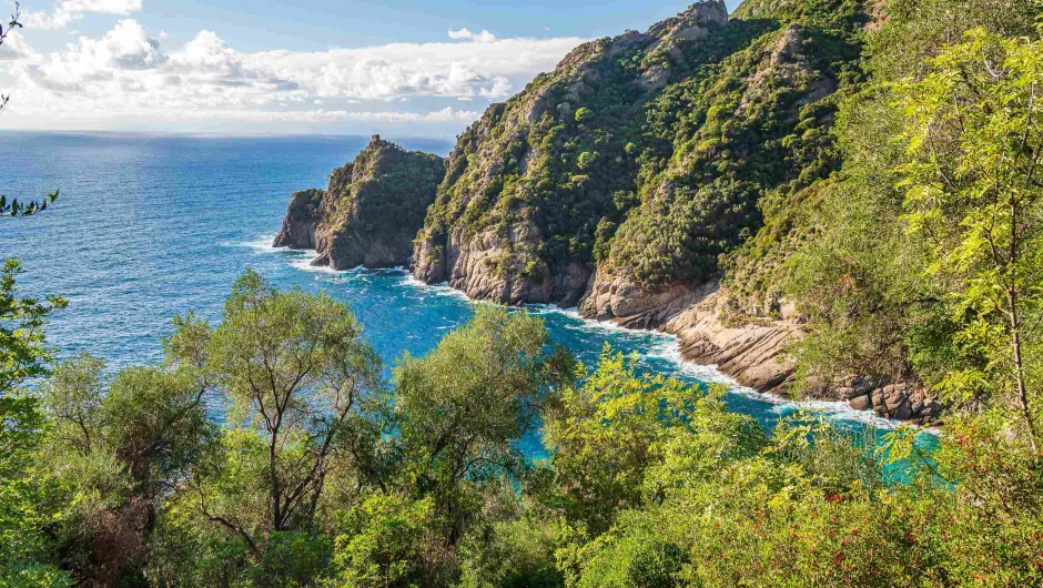De zee en kliffen in Italië.