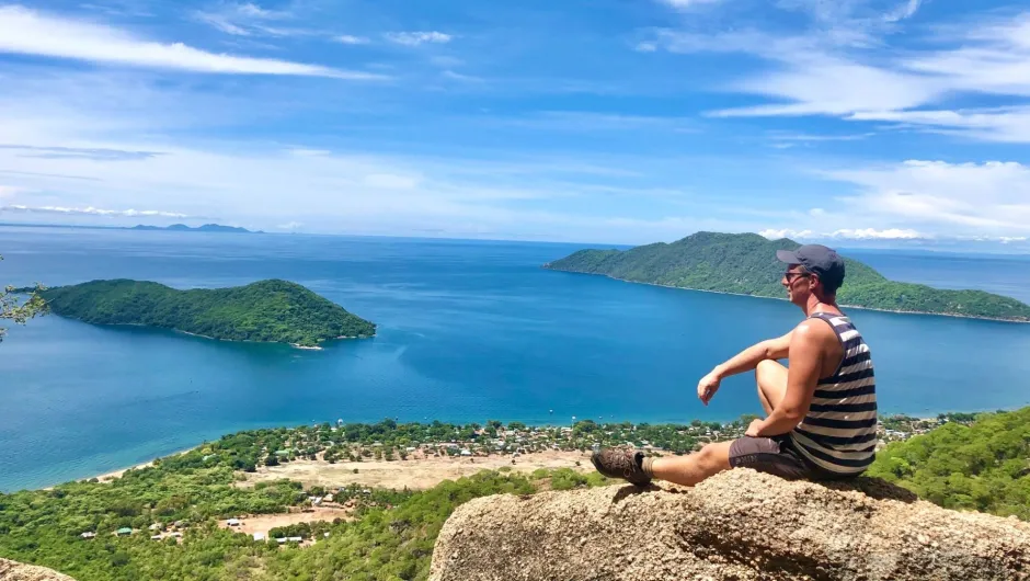 Dilo die uitkijkt op de zee.