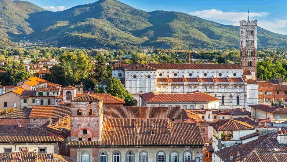 Gebouwen in de bergen in Lucca, Toscane.
