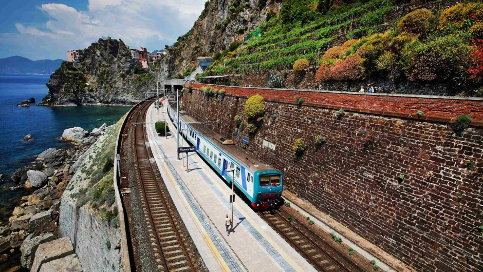 Trein rijdt in Cinque Terre, Italië.
