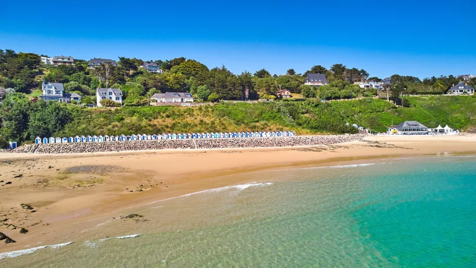 Uitzicht op de kust van Barneville-Carteret met zijn strandhuisjes.