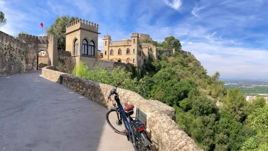 Fietsvakantie Valencia - fiets in Xativa met kasteel op de achtergrond.