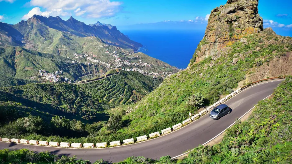 Spanje, autoweg met auto langs de kust rijden. 