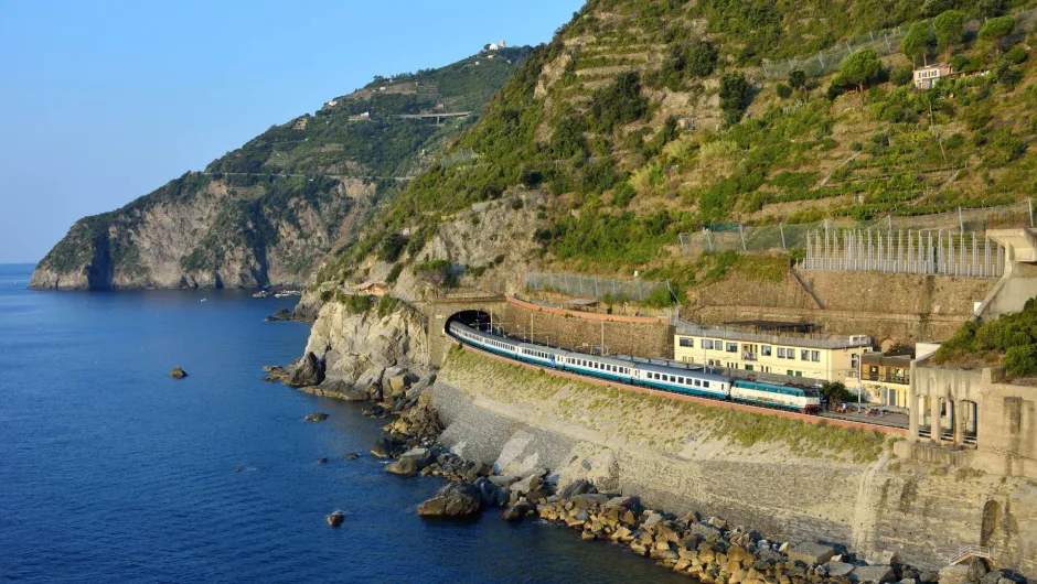 Italië Ligurië met de trein door de bergen en langs de kust.