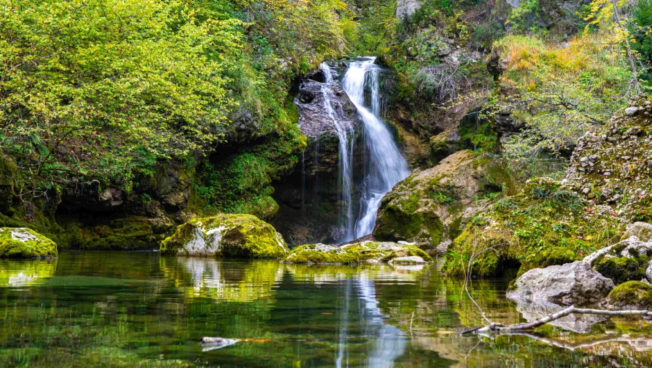 Mooie natuur in Europa - kleine waterval tussen de stenen.