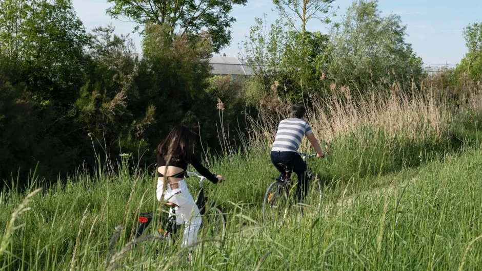 Twee fietsers in het landschap van Bretagne, Frankrijk.