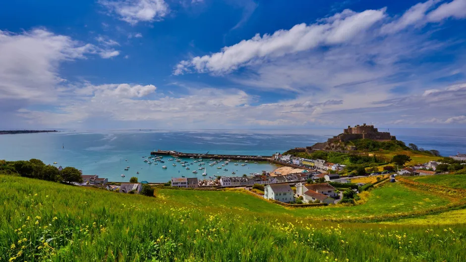 Rondreis Kanaaleilanden Jersey - uitzicht op een baai met huisjes.