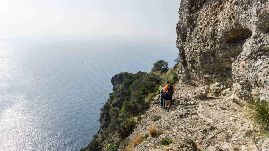 Wandelen langs de kust van het Portofino park in Ligurië.