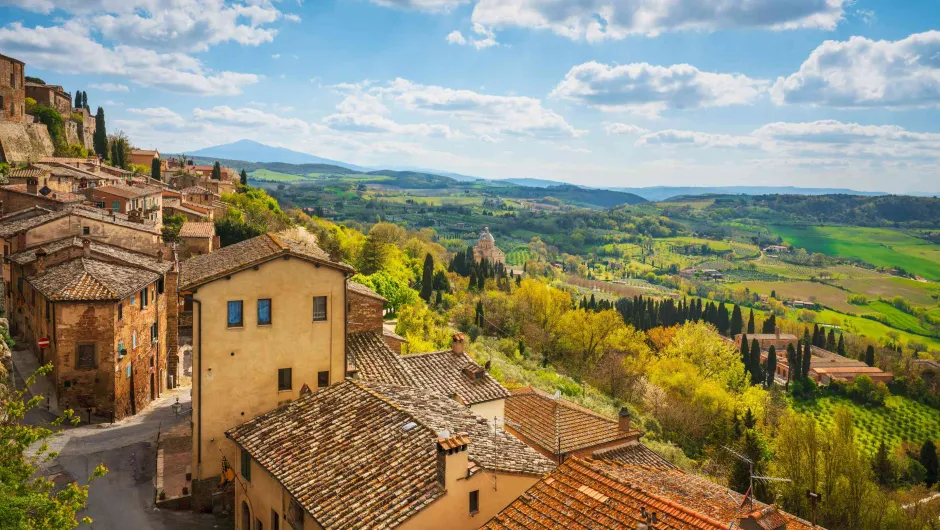 Rondreis Toscane 10 dagen - Italiaans dorp Montepulciano op een berg.