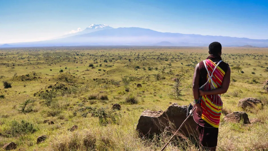 Wat gebeurt er met jouw donatie - Maasai local in landschap in Tanzania.