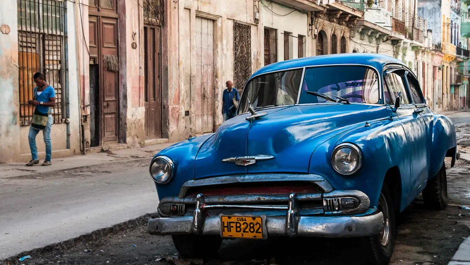 Cuba reistips - blauwe oldtimer in een Cubaanse straat.