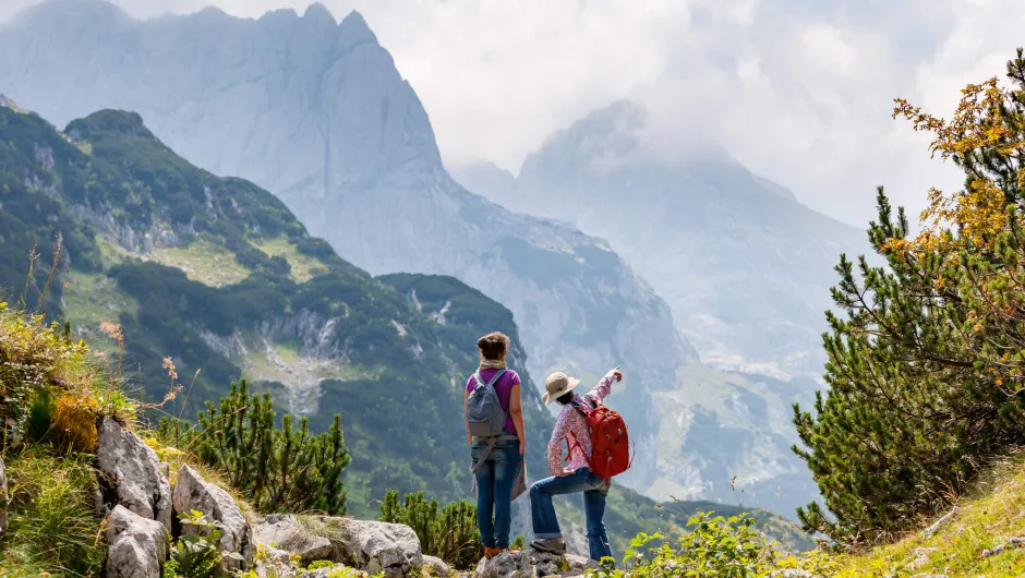 Twee vrouwen in berglandschap Montenegro tijdens vakantie
