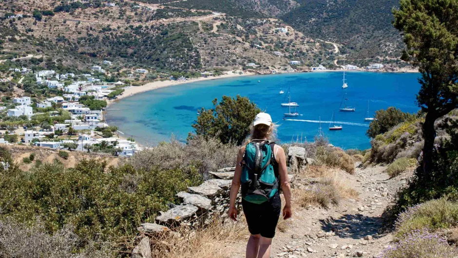 Tips wandelen in Griekenland - wandelaar in Sifnos in de bergen met zee op de achtergrond.