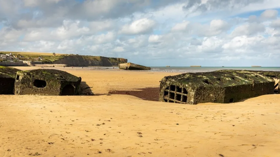 Betonnen restanten uit de Tweede Wereldoorlog liggen op het strand Arromanches in Normandië.