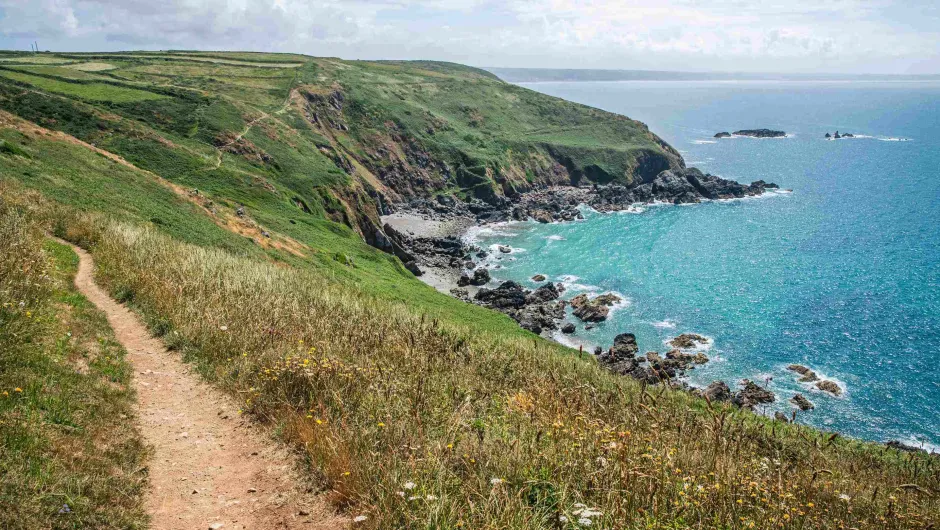 Wandelpad aan de kust met helderblauw water bij Nez de Jobourg - Normandië, Frankrijk.