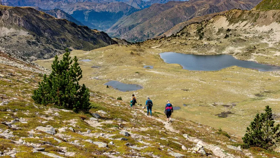 Wandelaars in de Spaanse Pyreneeën bij bergmeren.