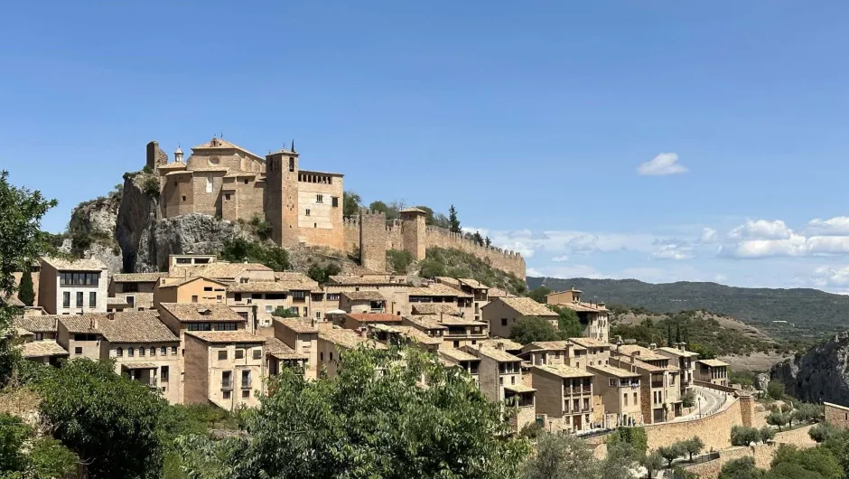 Alquézar ligt op een heuvel tussen rotsen en groene heuvels in Aragón.