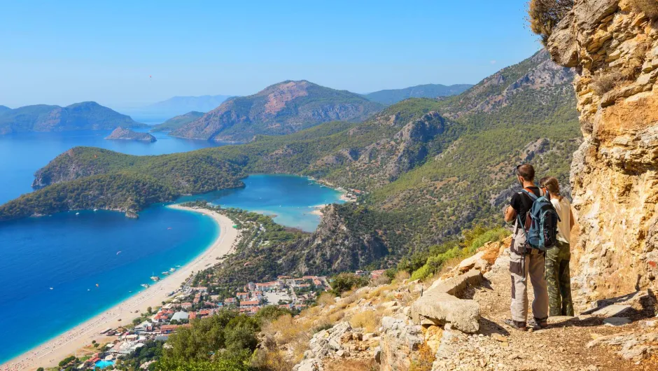 Twee reizigers wandelen langs de kust van Turkije.