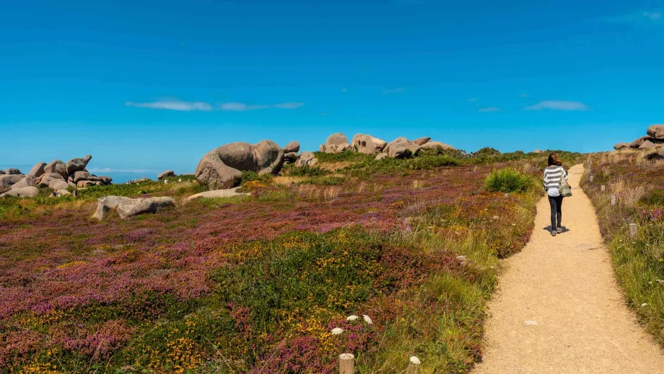 Wandelen in Bretagne - wandelaar over de Roze Granietkust.