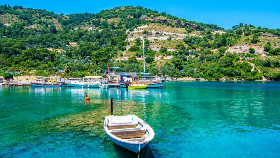 Bootje in helderblauw water in Turkije.