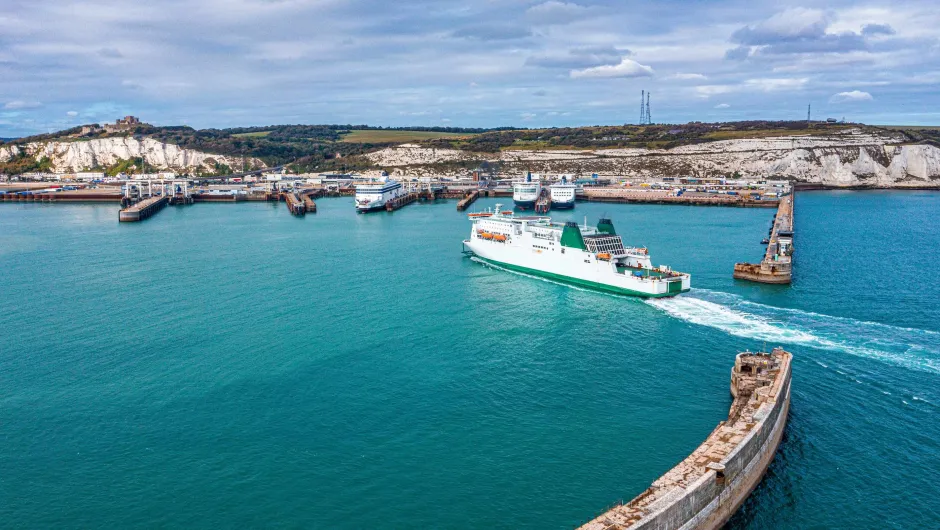 De boot komt aan in de haven van Dover, Engeland