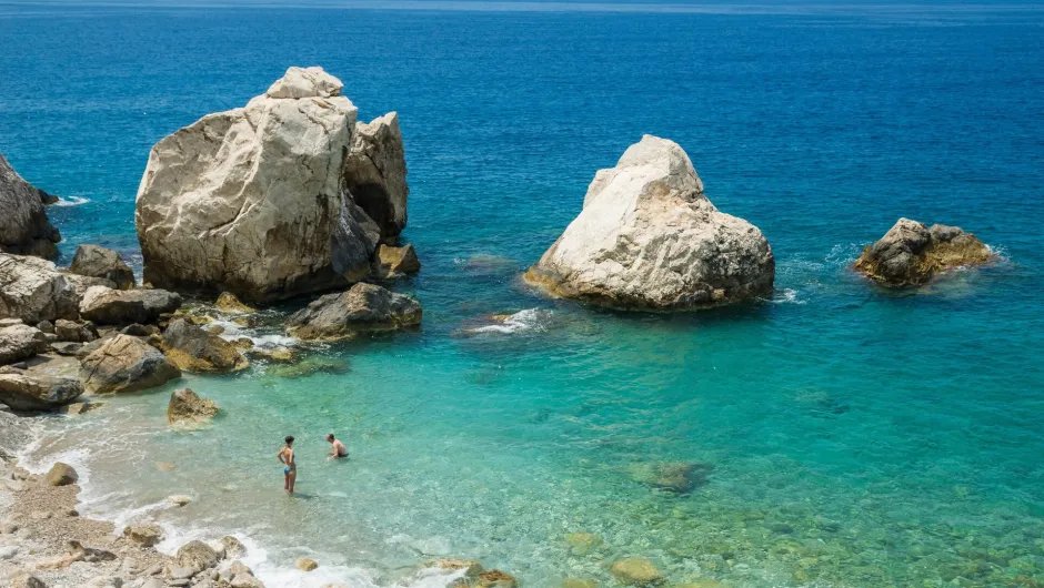Twee mensen zitten in het helderblauwe water in Turkije bij Fethiye.