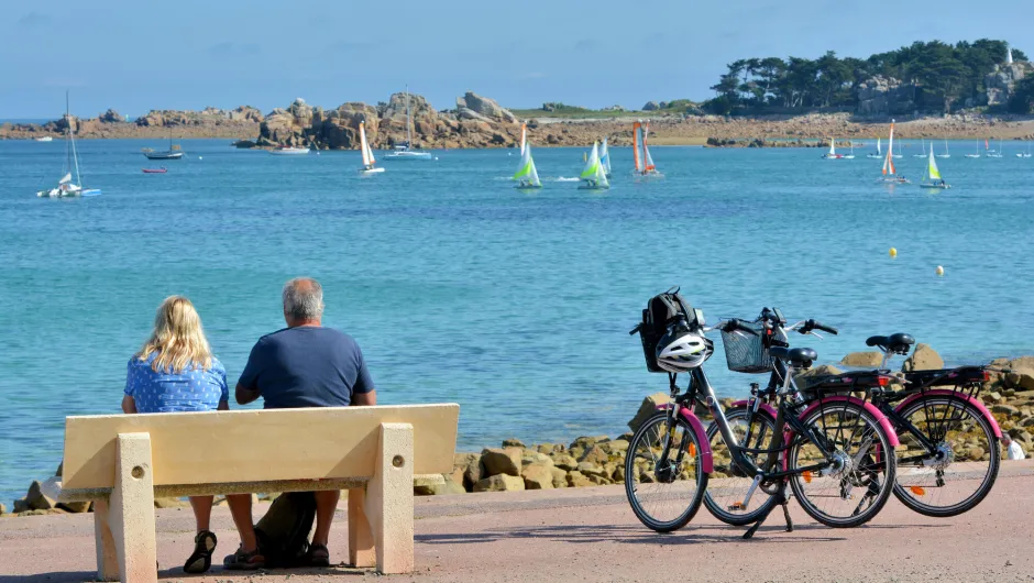Fietsen met uitzicht op de kust