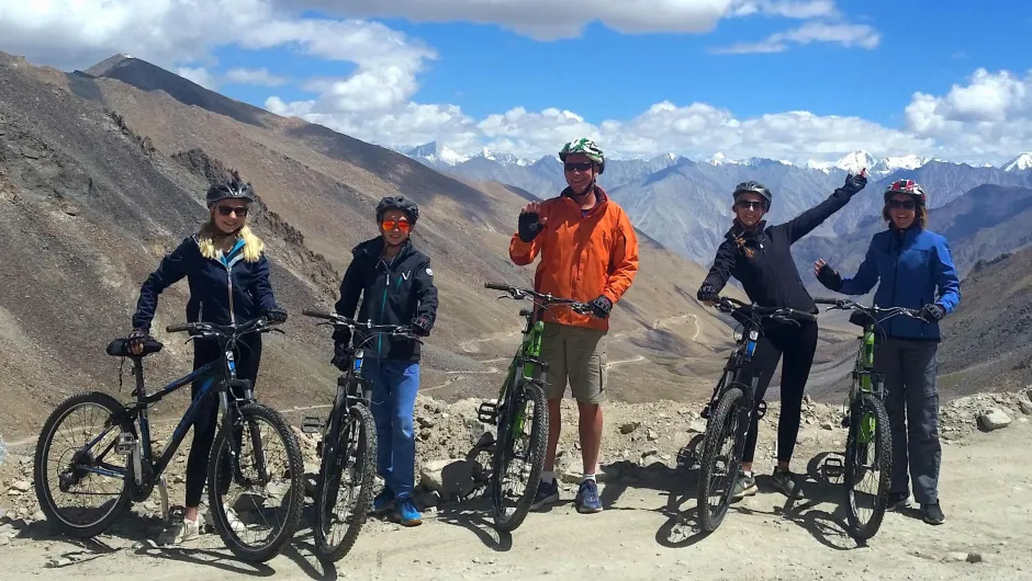 Ladakh excursie - reizigers met mountainbikes in de bergen.