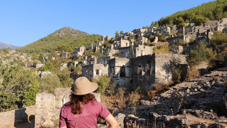 Kayaköy, een verlaten dorp met oude stenen huizen bij Fethiye in Turkije.