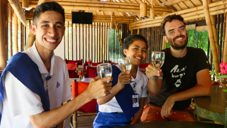 Sumba Hospitality Foundation - reizigers met scholieren aan het proosten.