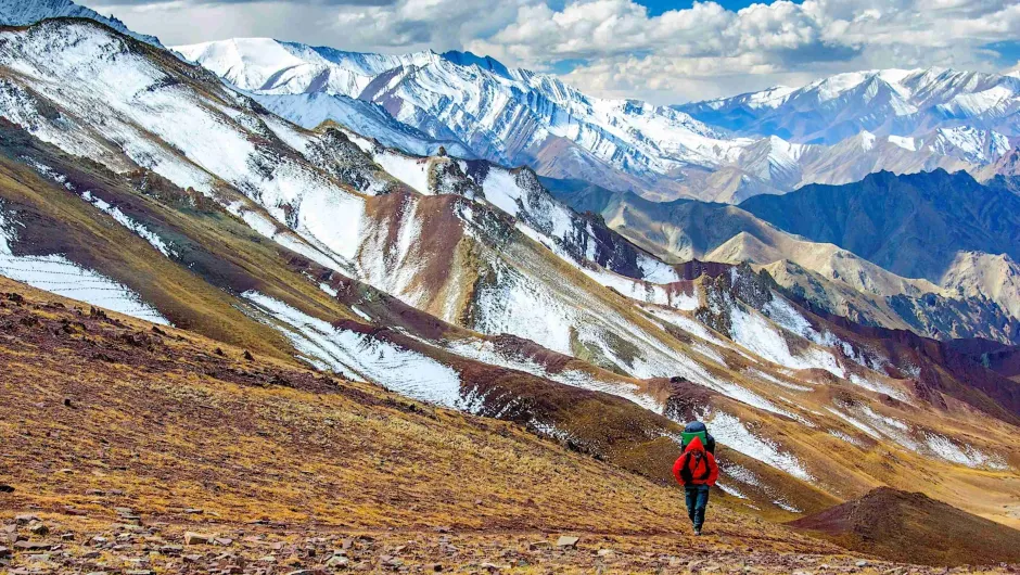 Trekking in Ladakh - reiziger aan het hiken in de bergen in Ladakh.