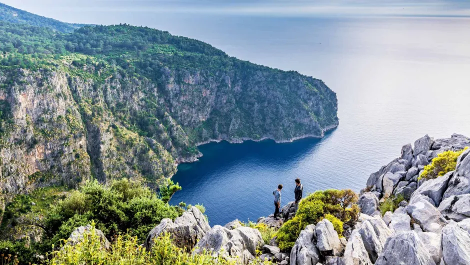 Twee wandelaars bij de Vlindervallei in Turkije.