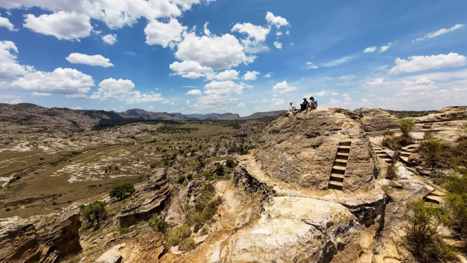 Drie mensen zitten in een nationaal park in Madagaskar. 