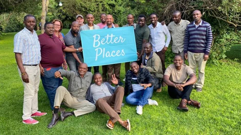 Groepsfoto van lokale gidsen en chauffeurs met het Better Places logo.
