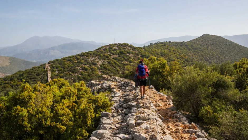 Wandelaar wandelt op rotsen in Turkije.