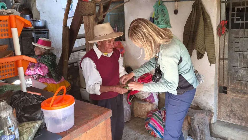 Een reiziger en een Peruaanse man in Vicos.