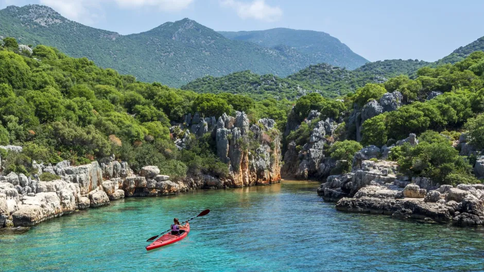 Kajakken aan de kust van Turkije. 