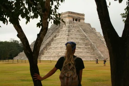 Rondreis Mexico vrouw bij Chichén Itzá