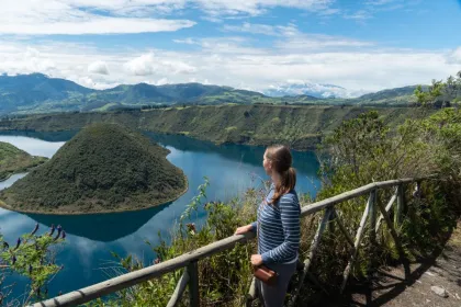 Rondreis Ecuador Cuicocha Lake vrouw