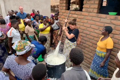 koken de locals bij homestay Malawi