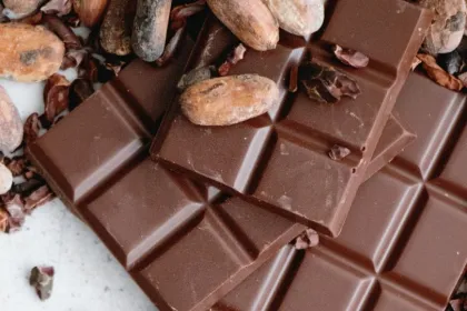 Chocoladereep en cacaobonen