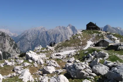 Zasavska koča na Prehodavcih.jpg